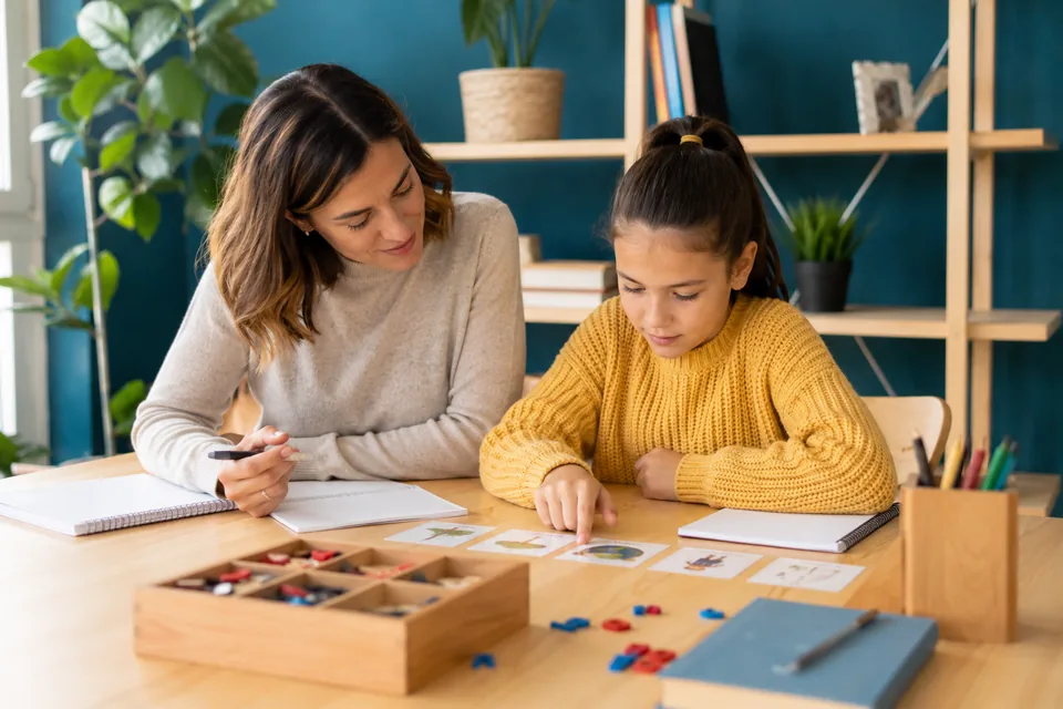 Sesión individual de reeducación psicopedagógica con materiales de lectura y aprendizaje