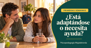 Padre conversando con su hija adolescente sobre la adaptación durante las primeras semanas de colegio