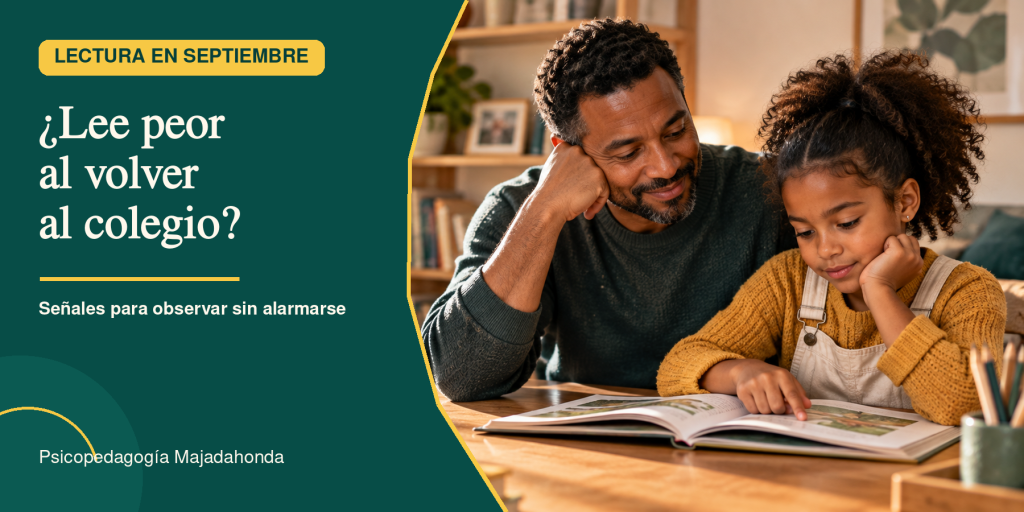 Niña leyendo acompañada por su padre durante la vuelta al colegio